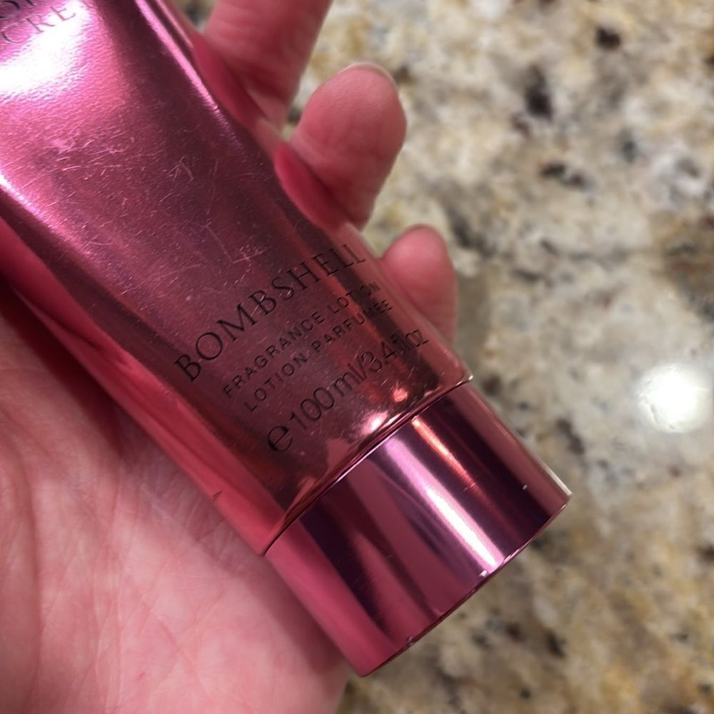 Victoria Secrets Bombshell lotion - Picture 2 of 7